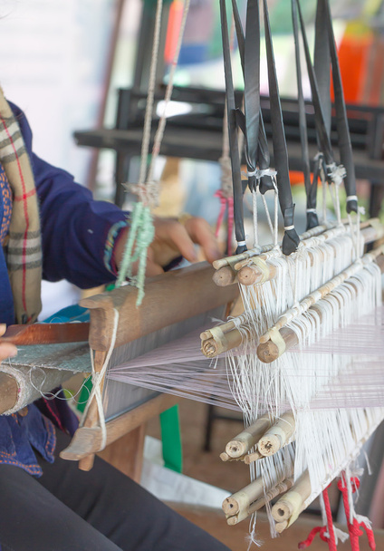 Жінка плете білий візерунок на ткацькому верстаті
 - Фото, зображення