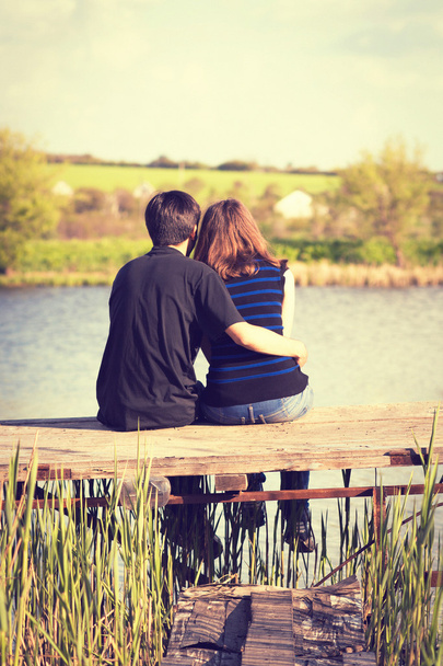 Oldtimer-Foto von Paar umarmt auf der Seebrücke am Flussufer - Foto, Bild