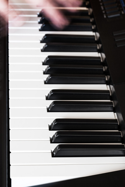 музыкант играет музыку на цифровом фортепиано крупным планом
 - Фото, изображение