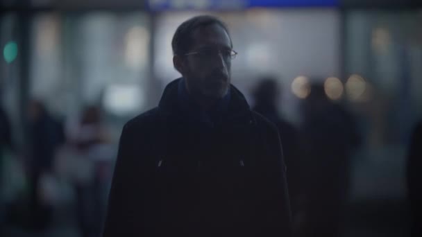 Portret troskliwego mężczyzny myślącego zaniepokojony patrzeniem na ludzi dojeżdżających do pracy - Materiał filmowy, wideo