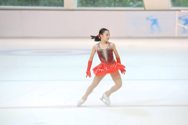 Maio 28 2024 skater vestindo vestido bonito realizando programa curto sobre o gelo - Foto, Imagem