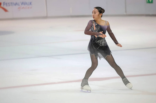 Maio 28 2024 skater vestindo vestido bonito realizando programa curto sobre o gelo - Foto, Imagem