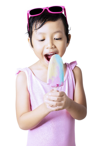 Cheerful kid eats a fresh ice cream - Foto, Imagem