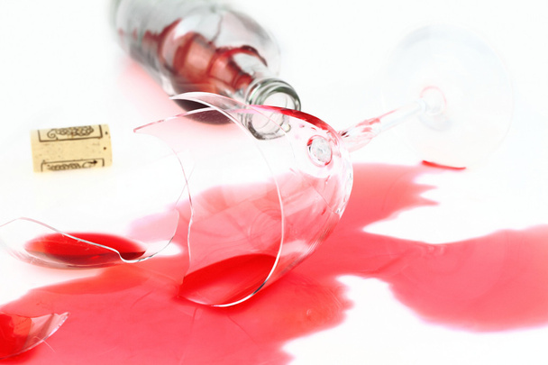 σπασμένο γυαλί κρασιού και χυθεί κόκκινο κρασί - Φωτογραφία, εικόνα