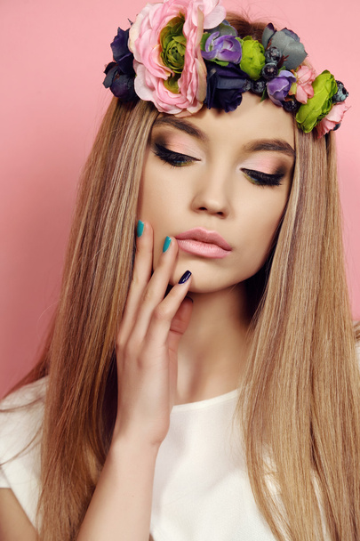 beautiful young girl with long straight hair with bright  flower's headband   - Foto, Imagem