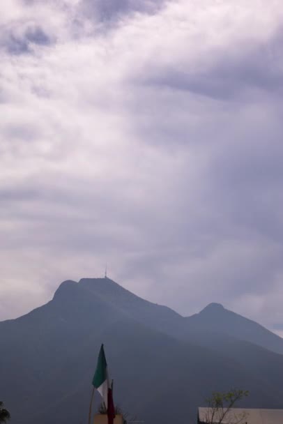 timelapse of cerro de la silla in monterrey, Messico, in una giornata nuvolosa - Filmati, video