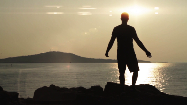 サンセット ビーチ シルエット男歩くレンズ フレアの Hd - 映像、動画