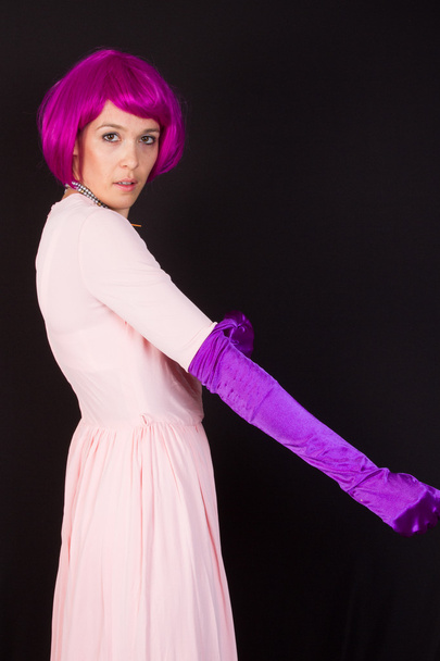 Молодая девушка с пурпурными волосами
 - Фото, изображение