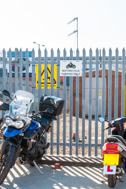 sinal de estacionamento motocicleta
  - Foto, Imagem