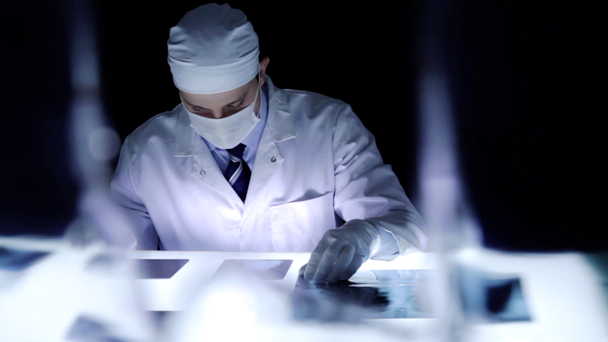 Médico forense encuentra causa de muerte Dark Room Laboratory
 - Metraje, vídeo