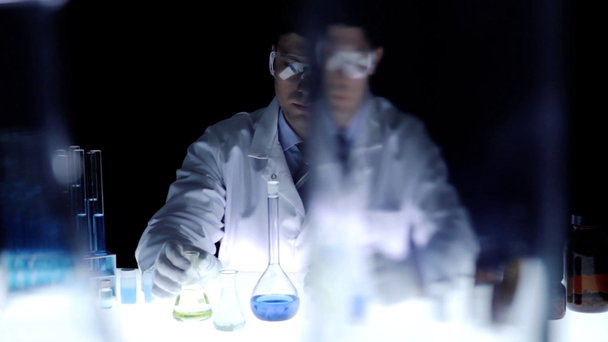Wetenschapper scheikundige chemische experimenteren laboratorium onderzoek - Video