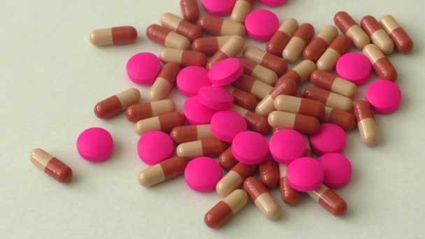 hromadu barevných pilulek na bílém pozadí - Záběry, video