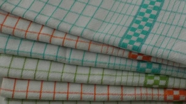 Kleurrijke vaatdoeken handdoeken op houten tafel - Video