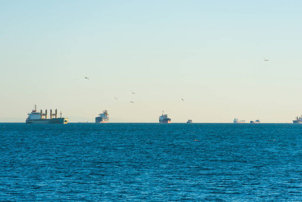 Πολλά πλοία μεταφοράς στη γαλάζια θάλασσα, βυτιοφόρα φορτηγά πλοία - Φωτογραφία, εικόνα