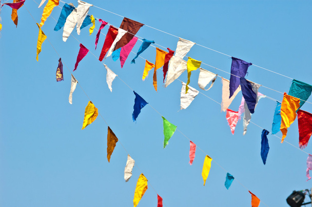 bandeiras de bunting coloridas no céu azul
 - Foto, Imagem