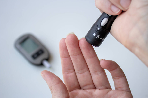 Screening dello zucchero nel sangue con puntura di dito per il test del diabete. - Foto, immagini