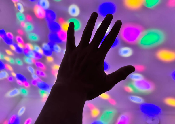 Силуэт жеста руки на красочном фоне протягивает руку, здороваясь, и показывает номер представляют для создания мультимедийного контента - Фото, изображение