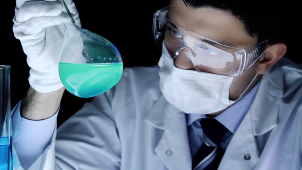 Wissenschaftler mischen Kolben Chemikalien Experimentallabor - Filmmaterial, Video