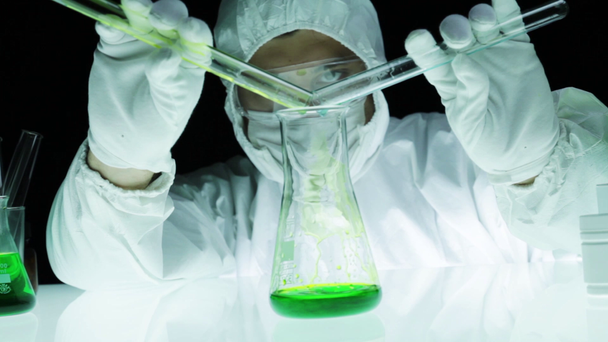 Chemiker mischen Flüssigkeiten Becherglas Reagenzglas chemische Reaktion - Filmmaterial, Video