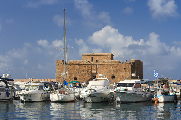Paphos Kıbrıs Kalesi'nin arka plan üzerinde Limanda gemiler - Fotoğraf, Görsel