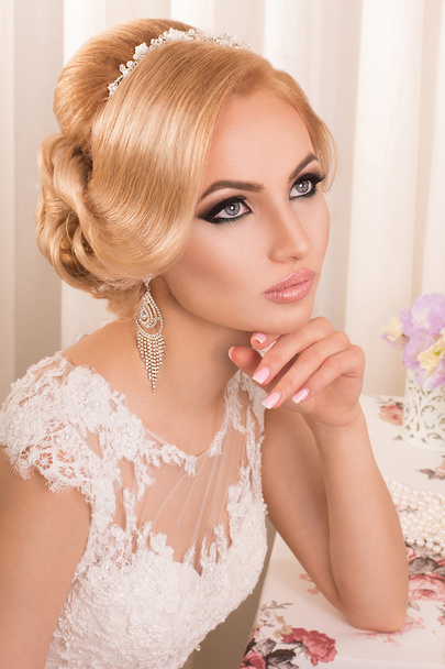 Beautiful and fashion bride in luxury interior. Beautiful and fashion bride with glamour makeup and hairstyle - Fotó, kép
