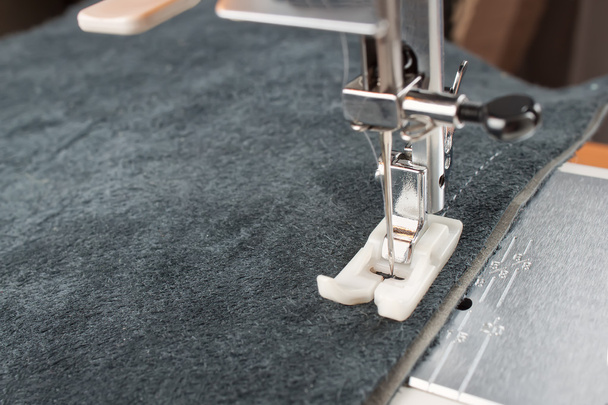 máquina de coser pie y prendas de vestir - Foto, imagen