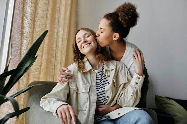 Una pareja lesbiana diversa comparte un momento tierno en casa. - Foto, imagen