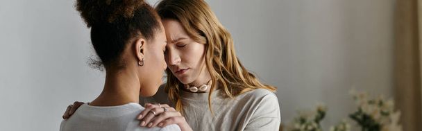 Una pareja de lesbianas se abraza, mostrando su afecto y amor por los demás en su casa. - Foto, Imagen