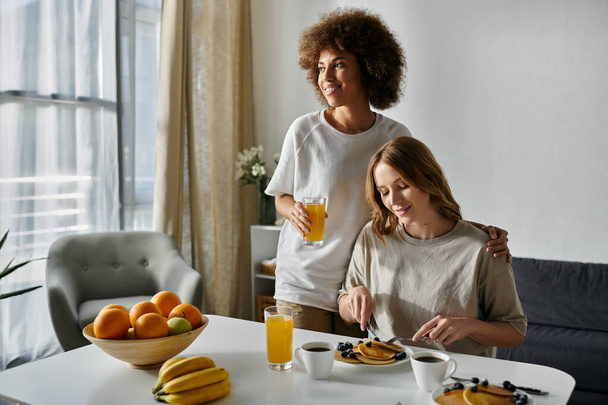 Две женщины обедают вместе дома. - Фото, изображение