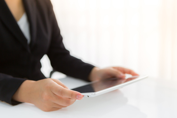 Mujer mano toque tableta blanca con pantalla vacía en blanco
 - Foto, imagen