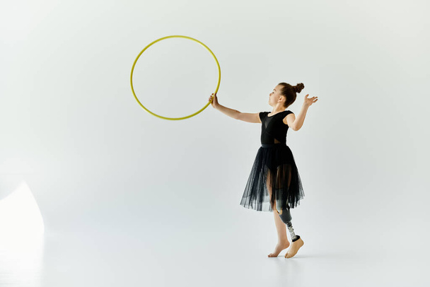 Una giovane ragazza con una gamba protesica pratica ginnastica con un hula hoop. - Foto, immagini