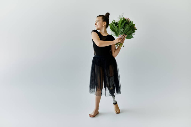 Молода дівчина з протезною ногою виконує витончену гімнастичну позу. - Фото, зображення