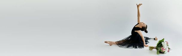 Молода гімнастка з протезною ногою демонструє вражаючу гнучкість і атлетичність під час виступу. - Фото, зображення