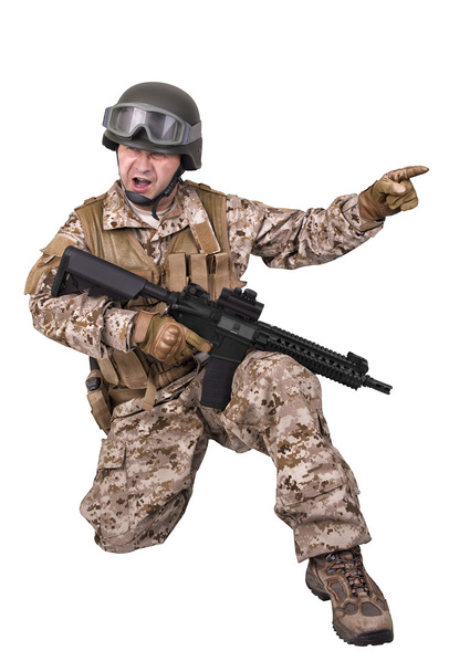 Солдат у формі, готовий битися
 - Фото, зображення