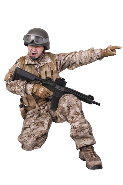 Soldado en uniforme, listo para luchar
 - Foto, Imagen