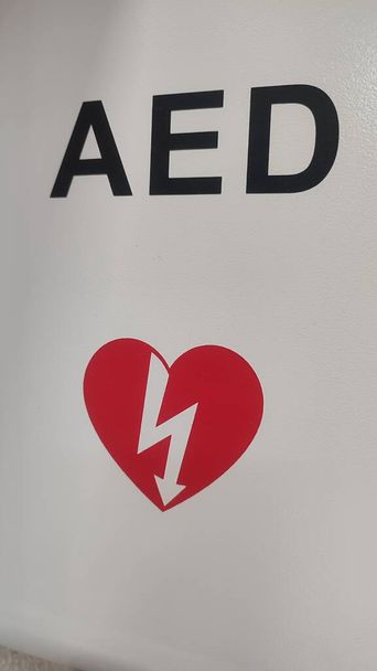 2. června 2024 Pivo-Sheva Izrael, hostelu, AED a červené srdce symbol, lékárnička kit. Bílé pozadí. Redakční zdravotní a lékařské centrum.Vysoce kvalitní fotografie - Fotografie, Obrázek
