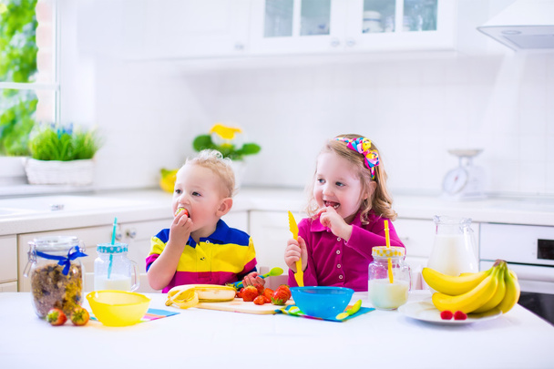 Děti připravuje snídani v kuchyni, bílá - Fotografie, Obrázek