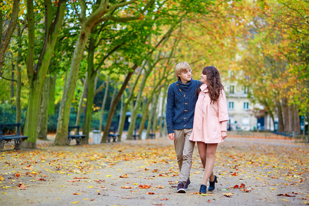 Young romantic couple in Paris - Fotoğraf, Görsel