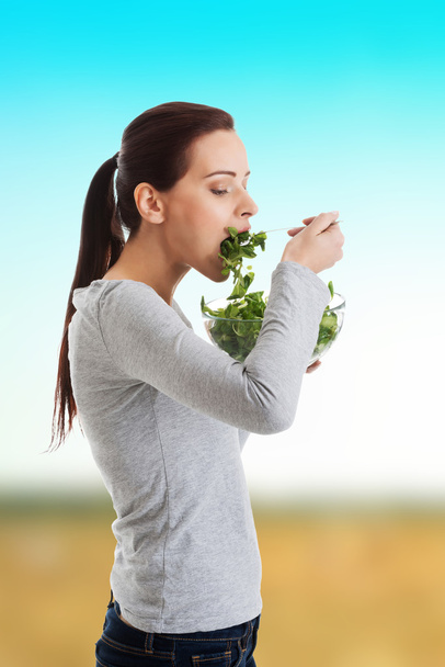 Женщина ест салат из ягнят
. - Фото, изображение