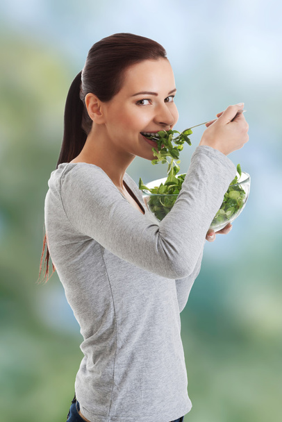 Женщина ест салат из ягнят
. - Фото, изображение