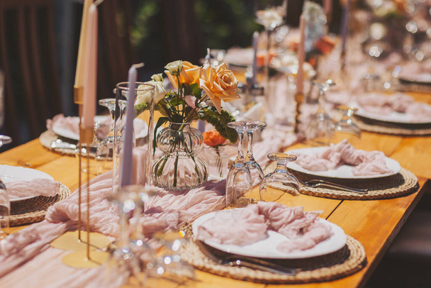 Apparecchiatura e decorazione della tavola per una cerimonia o una celebrazione. Bellissimo tavolo da sposa decorazione stile country.  - Foto, immagini