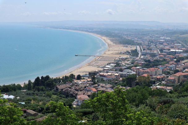 Vasto, Abruzzo, Italië - 29 mei 2024: Panorama van Vasto Marina en de Golfo d 'Oro waar de Costa dei Trabocchi begint tot Ortona - Foto, afbeelding