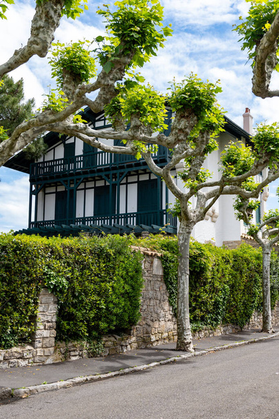 Blick auf Häuser und Straßen Saint-Jean-de-Luz Fischerhafen an der baskischen Küste, berühmter Ferienort, bekannt für schöne Architektur, Sandstrände, Küche, Südfrankreich, Baskenland - Foto, Bild