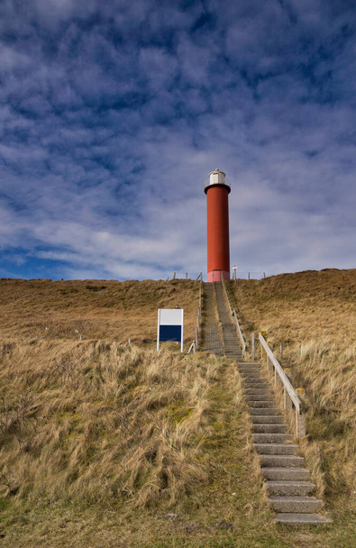 Zanddijk-Groote Kaap je červeně natřený ocelový maják v dunách nizozemského pobřeží Severního moře mezi vesnicemi Groote Keeten a Julianandorp aan Zee. - Fotografie, Obrázek