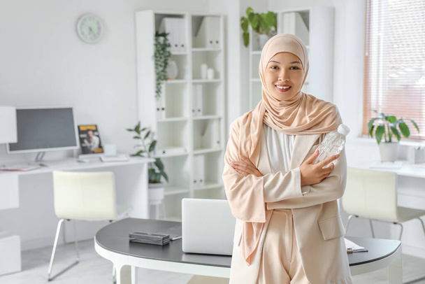 Πορτρέτο της νεαρής μουσουλμάνας επιχειρηματία στο γραφείο - Φωτογραφία, εικόνα