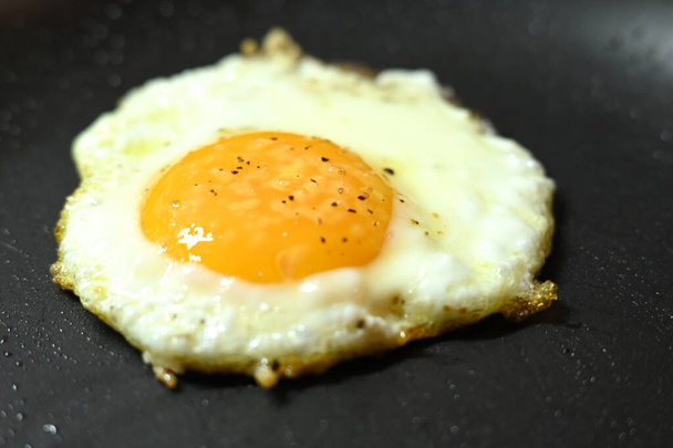 フライパンで揚げ卵 健康的な食べ物ランニー黄金イヤージュ - 写真・画像