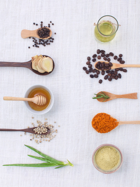 Herb odrůda na rustikální bílém pozadí z pohledu shora, ropa, coff - Fotografie, Obrázek