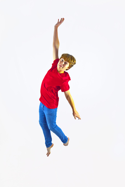 menino inteligente com camisa vermelha pulando no ar
 - Foto, Imagem