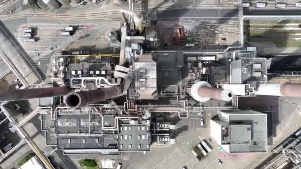 Smokestacks of the iconic consumer goods and adhessive factory in Dusseldorf, Germania. Fabbrica e struttura chimica. Veduta aerea drone di installazione industriale pesante. Contenitori e silos. - Filmati, video