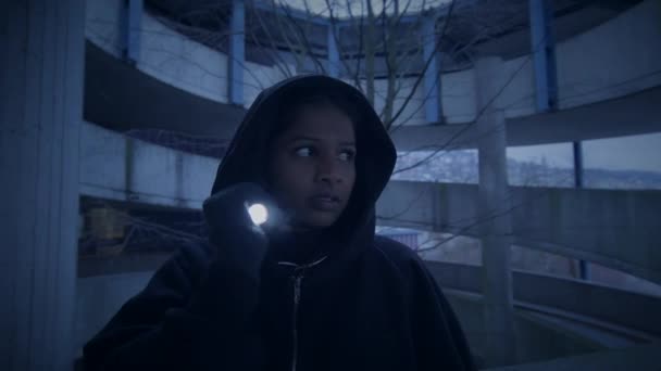 Geisterverbrecher versteckt sich auf der Flucht in städtischem Gebäude - Filmmaterial, Video
